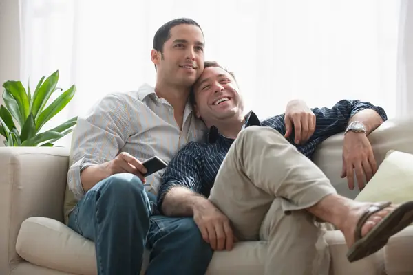 Giấu Mặt Trong Bóng Tối: Chuyện Tình Của Chàng Trai Gay Ở Thị Trấn Bảo Thủ